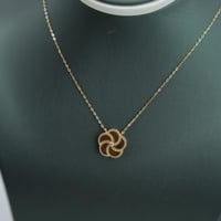 عقد ذهب الوردة عيار 18 وزن 2.88 جرام