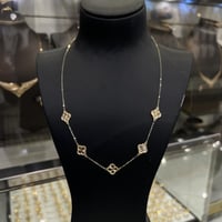 عقد فان كليف ذهب عيار 18 مع خمس وردات ناعمة وزن 2....