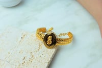 اسوارة ذهب عيار 21 بشكل بيضاوي بنقش فرزاتشي وزن 13...