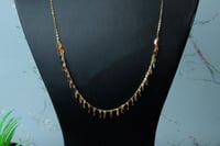 سلسال ذهب الرمش عيار 18 بتصميم رموش انيقة وزن 3.4...