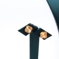 طقم ذهب تصميم الفان كليف خمس وردات عيار 21 وزن 9 ج...