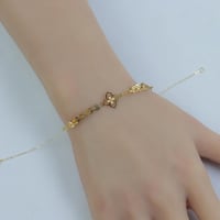 اسوارة ذهب بتفصيل وردة ناعمة عيار 18 وزن 0.7 جرام