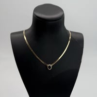 عقد ذهب الفلات تصميم الماسي باللون الكحلي عيار 18...