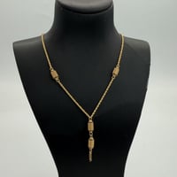 سبحة ذهب عيار 21 مطعمة بلون الميناء الكحلي وزن 4.9...