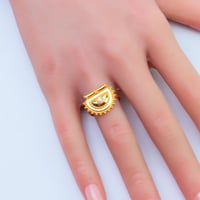 خاتم ذهب عيار 21 تصميم الرمش مع لؤلؤ أبيض وزن 1.9...