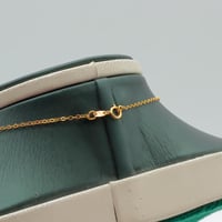 عقد ذهب عيار 21 تعليقة أسطوانية وزن 5.38 جرام بتصم...