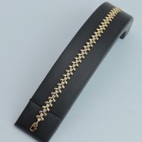 اسوارة ذهب عيار 18 بتصميم غصن الزيتون الماسي وزن 1...