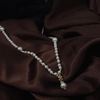 عقد مطعم بالؤلؤ الزراعي مميز بتصميم كرات الدوريكاء...