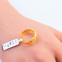 خاتم ذهب عيار 21 تصميم زخرفي ناعم وزن 1.26 جرام –...