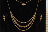 طقم ذهب فخم عيار 21 بتصميم ثلاثة دور انيق وزن 9.3...