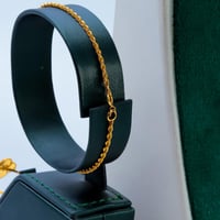 طقم ذهب الفان كليف بتصميم المبروم خمس وردات عيار 2...