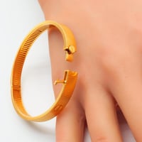 سوارة ذهب لوڤ ترند عيار 21 وزن 13.97 جرام بتصميم ع...