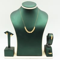 طقم ذهب تصميم الماس عيار 18 وزن 6.1 جرام - باسلوب...