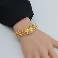 اسوارة ذهب عيار 21 بتصميم الزهرة اللامعة بوزن 19 ج...