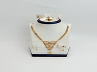 طقم ذهب نواعم عيار 18 وزن 4.8 جرام