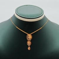 عقد ذهب عيار 21 زخارف دائرية وزن 1.29 جرام بتعليقة...