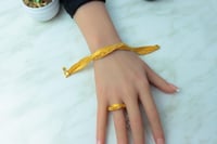 اسوارة مع خاتم ذهب بتصميم الاوميقاء عيار 21