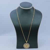 تعليقة مع سلسال ذهب عيار 18 فرزاتشي الإمبراطوري وز...