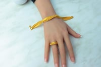 اسوارة مع خاتم ذهب بتصميم الاوميقاء عيار 21