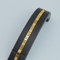 اسوارة ذهب عيار 21 بتصميم ونقوش فريدة وزن 8.4 جرام