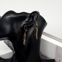 حلق ذهب عيار 21 جنزير بتصميم إنفينتي وزن 2.7 جرام