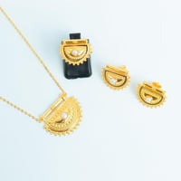 نصف طقم ذهب الرمش مطعم بالولو الابيض عيار 21 وزن 6...