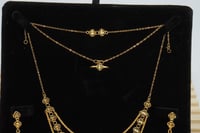 طقم ذهب فخم عيار 21 بتصميم ثلاثة دور انيق وزن 9.3...