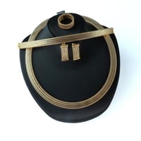 طقم ذهب عيار 18 موديل الاوميقاء المطاطي بوزن 21.4...