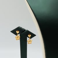 عقد وحلق ذهب عيار 18 وزن 3.27 جرام