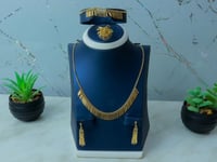 طقم ذهب تصميم انيق عيار 18 وزن 17.8 جرام