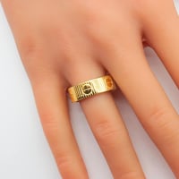 دبلة ذهب عيار 18 تصميم كارتير اللوف – فخامة أيقوني...