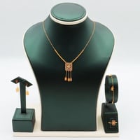 طقم ذهب ناعم عيار 21 وزن 3.58 جرام بتعليقة هندسية...