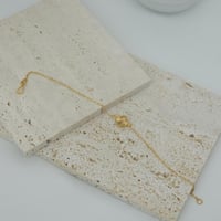 اسوارة فان كليف شكل حبه بحجم صغير ذهب عيار 21