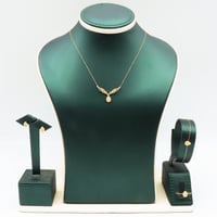 طقم ذهب بوشرون عيار 18 وزن 2.92 جرام بتصميم الماسي...