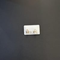 حلق طبي ذهب عيار 18 انيق وزن 0.3 جرام - آمن 100%