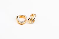 حلق ذهب بتصميمها المموج والفريد ذهب صافي عيار 18 و...