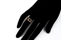 خاتم ذهب عيار 18 تصميم الماسي مزين بلون ازرق