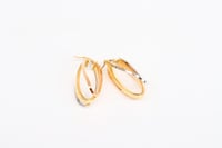 حلق ذهب دائري عيار 18 بتصميم مموج متداخل بوزن 3.7...