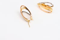 حلق ذهب دائري عيار 18 بتصميم مموج متداخل بوزن 3.7...