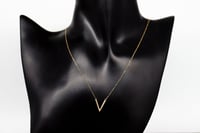 سلسال ذهب تصميم V عيار 18