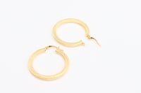 حلق ذهب تصميم ايطالي عيار 18 بتصميمها اللميز والفر...