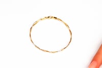 سوارة ذهب بتصميم متداخل عيار 18 وزن 4.2 جرام من ال...