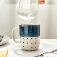 كوب من السيراميك بمسكة