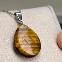 قلادة من حجر عين النمر الطبيعي