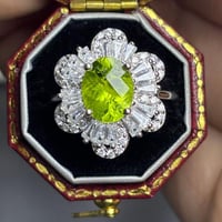 خاتم من حجر الزبرجد الطبيعي تصميم الوردة المتفتحة