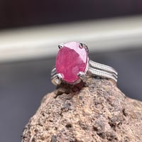 خاتم من حجر الياقوت الطبيعي (تصميم ملكي)