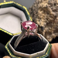 خاتم من حجر الياقوت الطبيعي (تصميم ملكي)