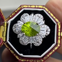 خاتم من حجر الزبرجد الطبيعي تصميم الوردة المتفتحة