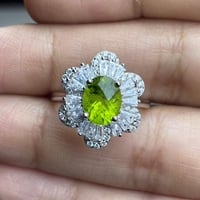 خاتم من حجر الزبرجد الطبيعي تصميم الوردة المتفتحة