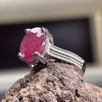 خاتم من حجر الياقوت الطبيعي (تصميم ملكي)